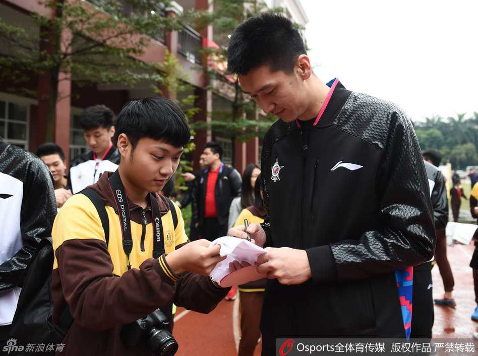 北京队球员李根在人群中备受追捧，身材强壮的他被热情的球迷紧紧包围，大家纷纷举起手机和签名本，记录下与这位全明星球员近距离接触的追星时刻。