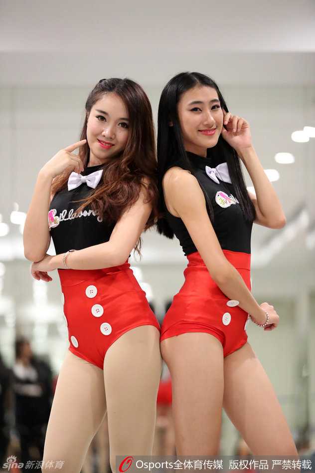 兔女郎装扮的篮球宝贝在球迷嘉年华现场亲密互动，纤细腰身和火辣身材吸引全场目光，脸上挂着可爱又性感的笑容