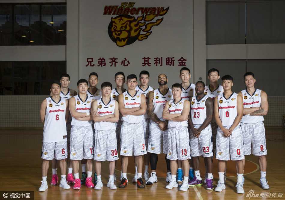 镜头聚焦下，老将朱芳雨眼神犀利如刀，周身散发着久经沙场的霸气，宝刀未老的锋芒在定妆照中依旧摄人。