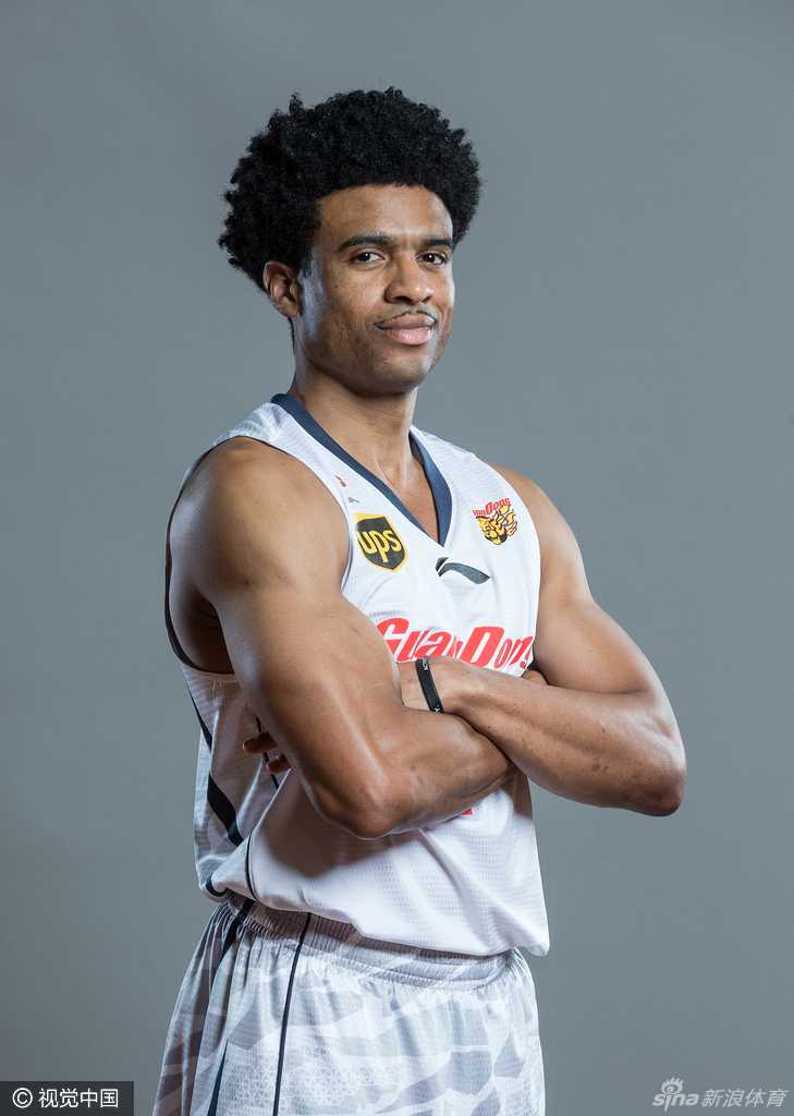 主教练杜锋双手抱胸，面容刚毅而专注，他不仅是场边的指挥家，更是这支青年军重塑辉煌的总设计师。