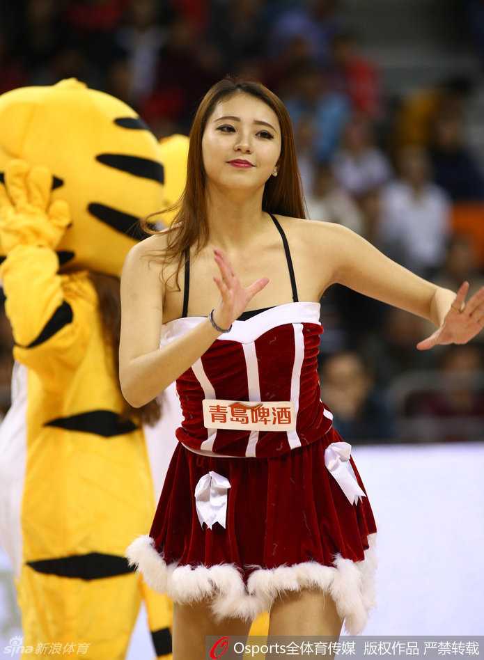 伴随着节奏感极强的音乐，宝贝们做出帅气的跪地舞姿，动作干净利落，展现出女性力量与柔美并存的特质。