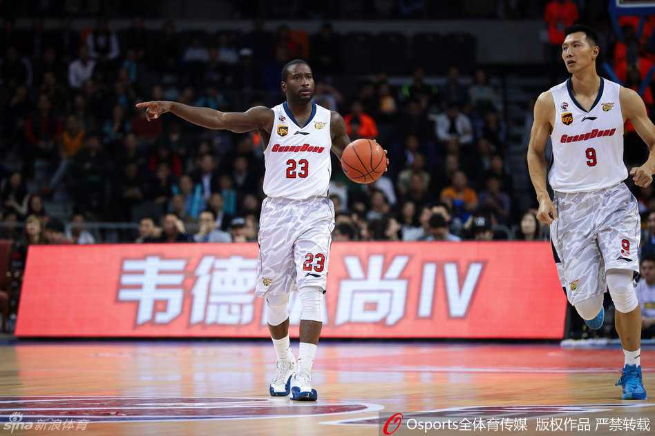 前NBA全明星球员布泽尔在完成一次关键进攻后振臂怒吼，这位被称为“姚明克星”的老将用强硬的表现为自己正名，也极大地提振了球队士气。