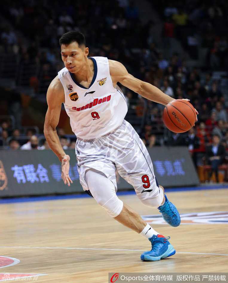 易建联在内线凭借出众的力量死死卡住防守球员，伸手要球，这一瞬间体现了他作为球队基石在内线的支点作用和强大威慑力。