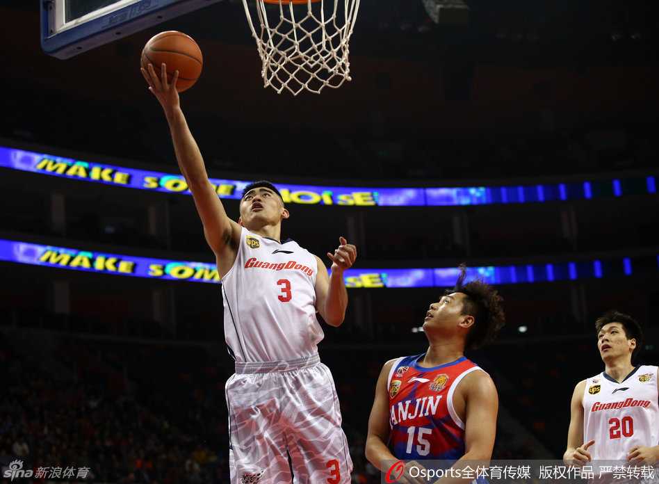替补席上的朱芳雨身穿便装，低头凝视手机屏幕，身后的球迷看台人声鼎沸，他却仿佛置身事外，安静得如同雕塑。