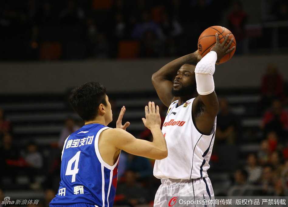 董瀚麟在肌肉丛林中强硬卡位，摘下前场篮板后顺势起跳，用指尖轻柔地将球送入网窝，眼神中满是拼出来的倔强。