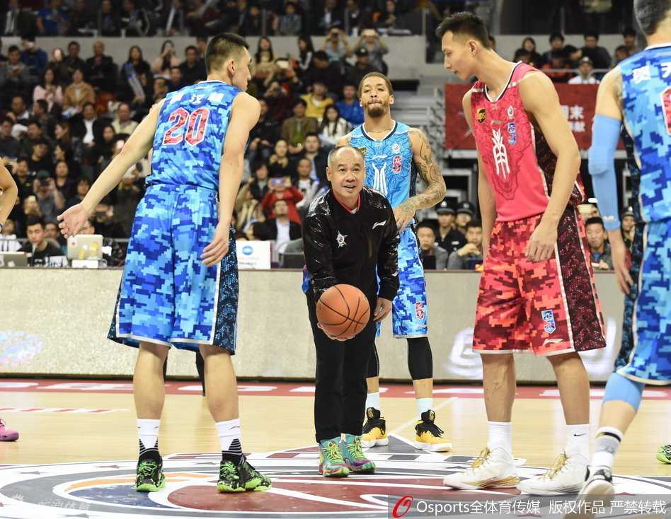 山东小鲨鱼陶汉林在易建联头顶摘得篮板，随即双臂灌篮势大力沉，用最霸道的方式宣告本土内线的尊严。