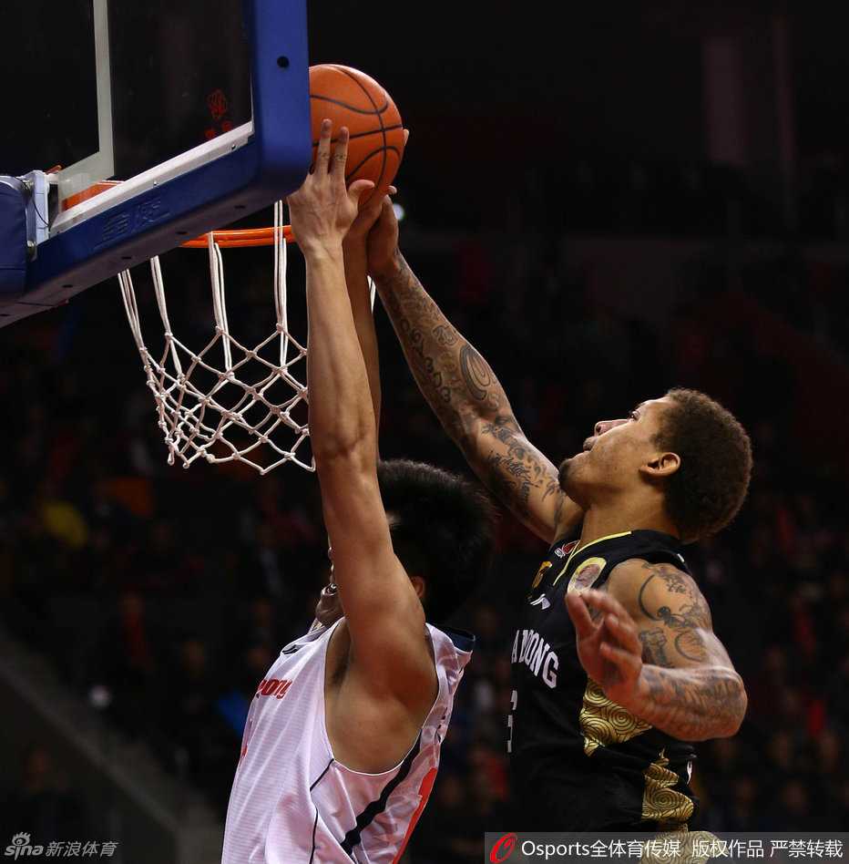 山东外援卡特运球高速推进，眼神余光扫视着队友的跑位，而广东队的睢冉则压低重心如影随形，随时准备上前干扰。