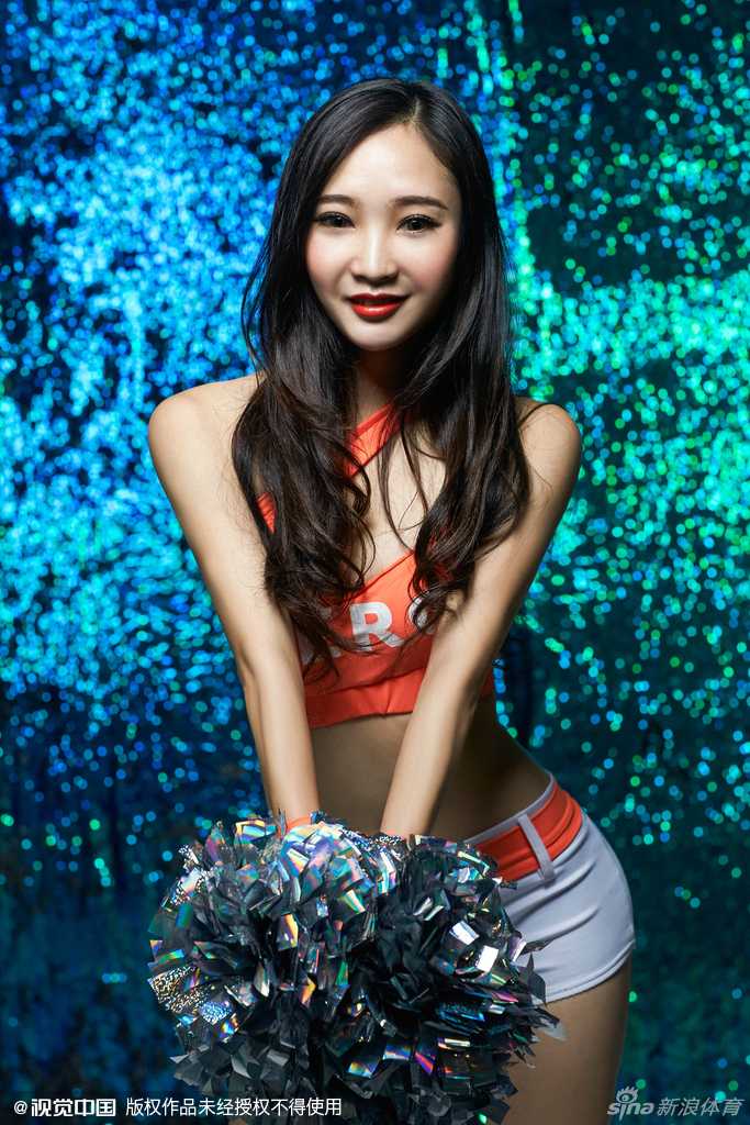 两名ZERO队员背靠背站在训练场中央，红色的裙摆在旋转中散开，如同绽放的玫瑰，展现出力与美结合的视觉盛宴。