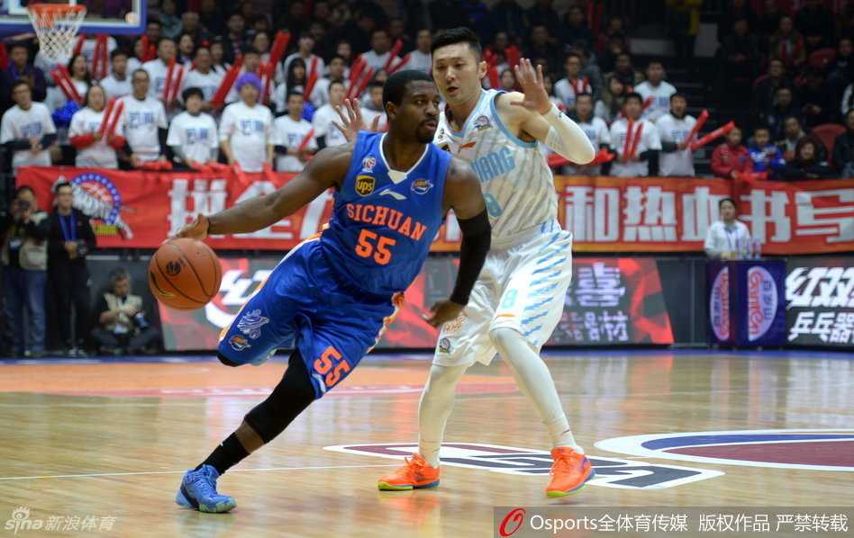 新疆队小外援科顿在阵地战中坚决持球进攻，他面对四川队的严防死守，加速变向试图摆脱防守，眼神坚毅地寻找着那一丝传球或得分的缝隙。