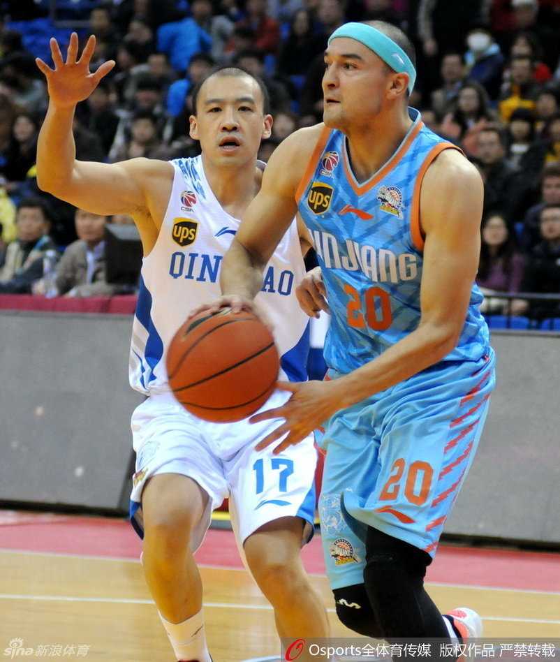 拼命三郎西热力江犹如橡皮糖般黏着对手，眼神中透露出不屈的斗志和防守的坚毅。