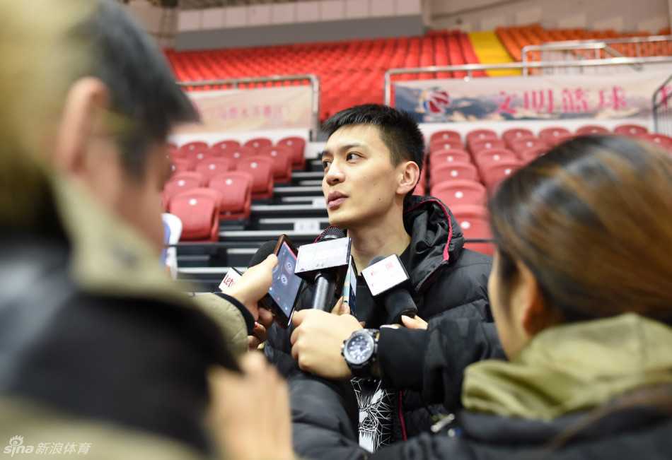 训练结束后，球员们聚在一起，肩并肩手搭手，齐声高喊加油，团队的凝聚力和对胜利的渴望在这一刻显露无遗。