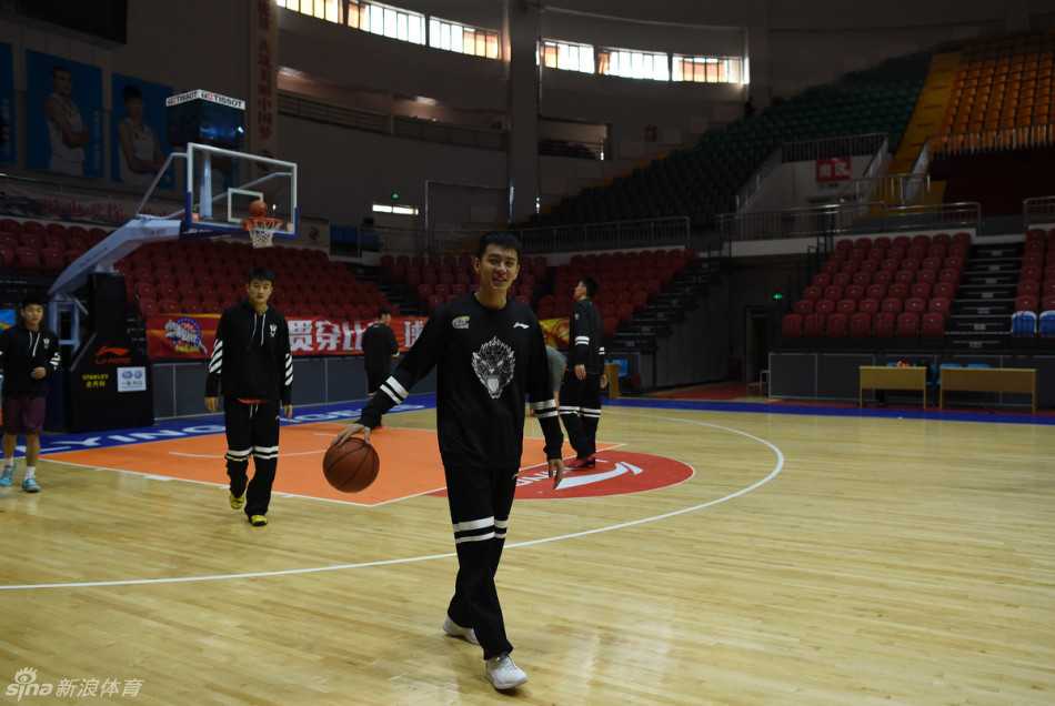 兰多夫在内线卡位要球，他强壮的身体充满力量，准备在新疆队的内线群中强行进攻，这是他来到辽宁后证明自己的关键一役。