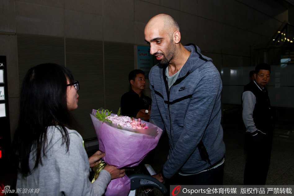 在训练中心安顿下来后，阿巴斯低头查看手机，或许正在给家人报平安，或是在与好友桑尼交流着对新东家的初印象。