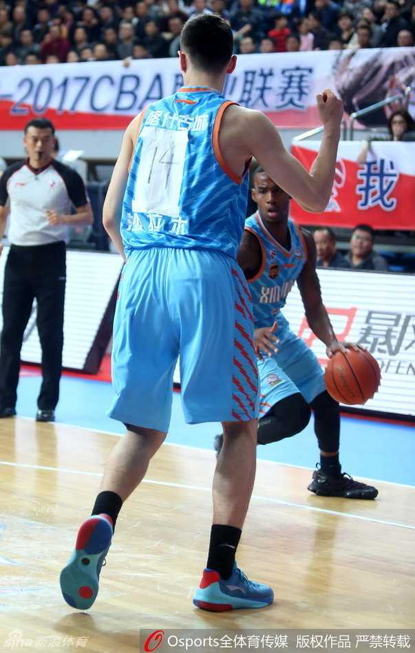 在聚光灯的照耀下，阿不都沙拉木背对镜头，他那件新疆队球衣上，原本的印刷号码被白布覆盖，上面用黑色马克笔手写着醒目的14号，这一幕显得既突兀又充满话题性。