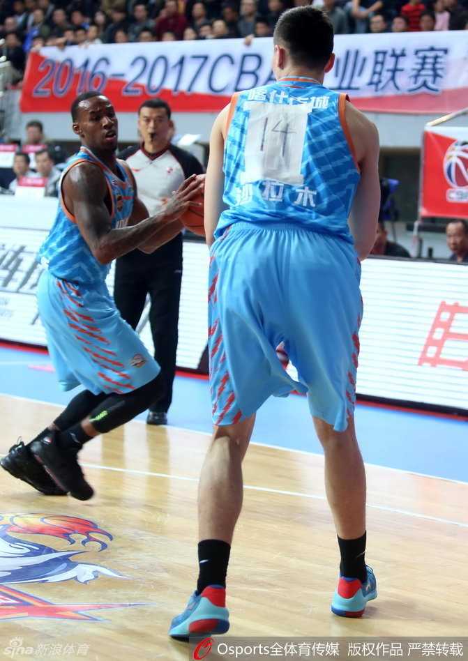 镜头拉近，给了这张手写号码一个震撼的特写。白色的胶布条覆盖了原本的印刷信息，黑色的笔墨书写着属于他的14号，每一笔都透露着赛前的仓促与无奈，却也意外地定格了CBA赛场上的一个真实瞬间。