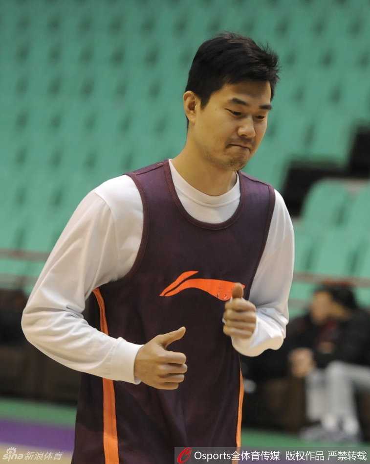 外援迪奥古在训练中表情严肃，他在此役砍下21分，用强硬的篮下单打回应了所有质疑，成为阿联身边最得力的帮手。