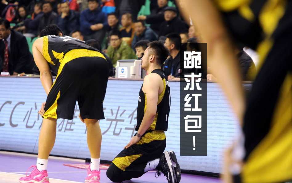 张国荣在舞台上身着华丽演出服，张开双臂尽情演唱，身后是绚烂的舞台灯光和模糊的观众人影