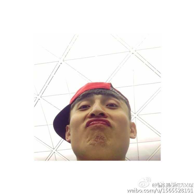 罗汉琛在场边休息时露出灿烂笑容，右手比出胜利手势，那股发自内心的快乐仿佛能感染身边的人，完美诠释‘罗欧巴’的阳光形象