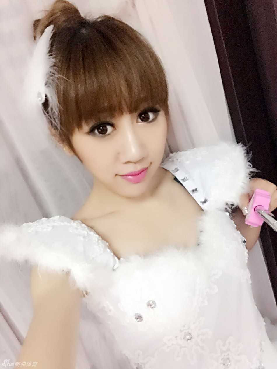 美晴子优雅坐姿，背景简约，突出其知性魅力与幕后风采。