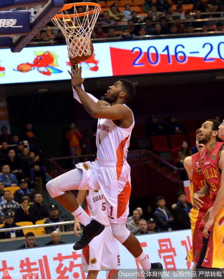 睢冉如猎豹般完成致命抢断，电光火石间助攻队友上篮，点燃全场逆转激情