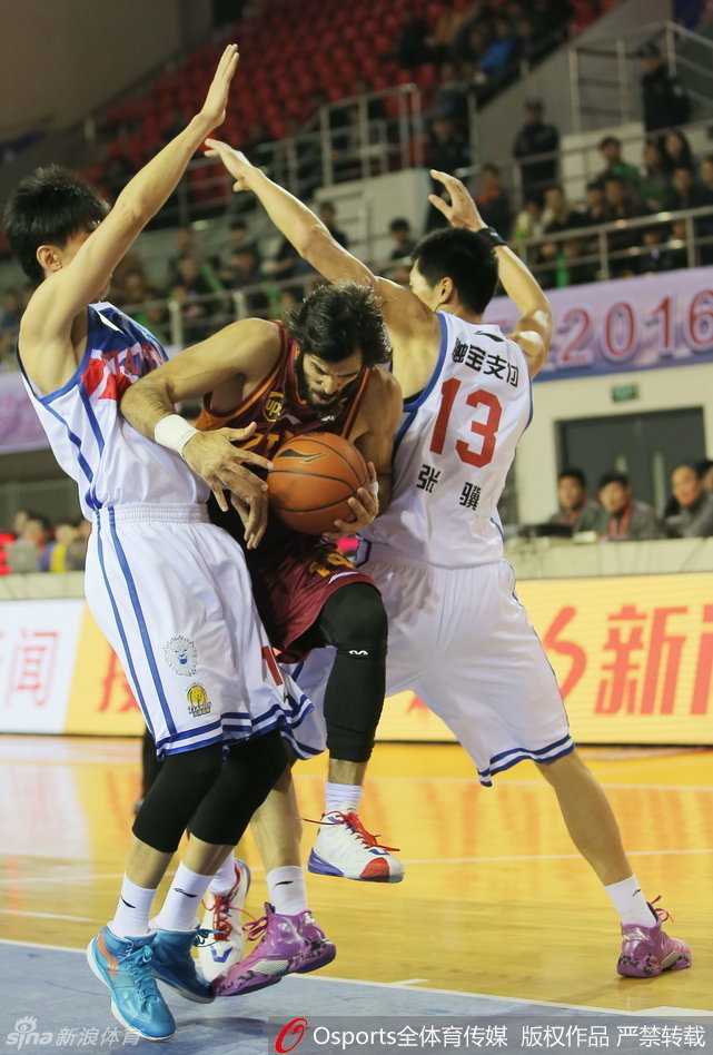 亚洲顶级锋线巴赫拉米摆脱防守，腾空而起完成单手劈扣，展现了其出色的身体天赋。