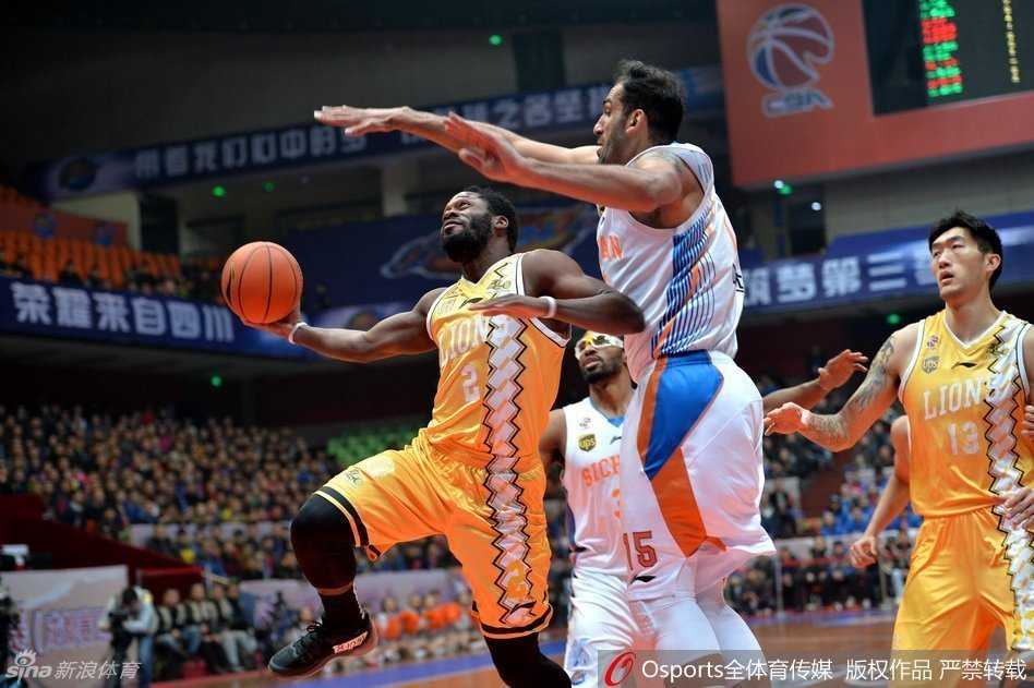 伊朗中锋哈达迪高举双臂，如同一座高塔般笼罩禁区，让对手的投篮倍感压力，防守覆盖范围令人窒息。