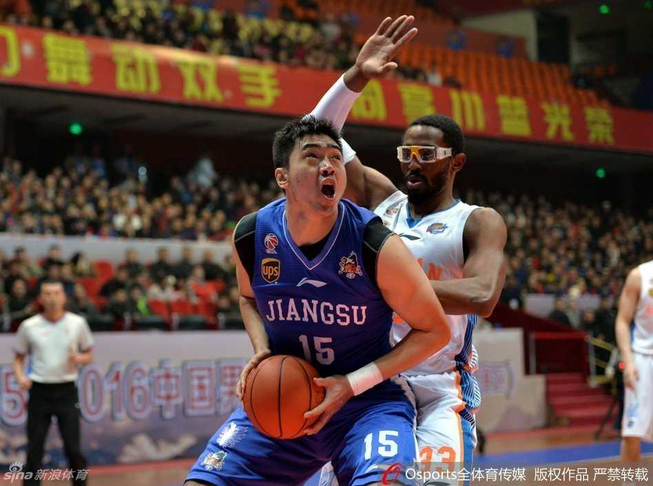 四川队核心哈达迪在三人包夹下依然高举高打，他利用身高优势在江苏队柳伟和奥登的头顶完成了一次高难度的抛投。