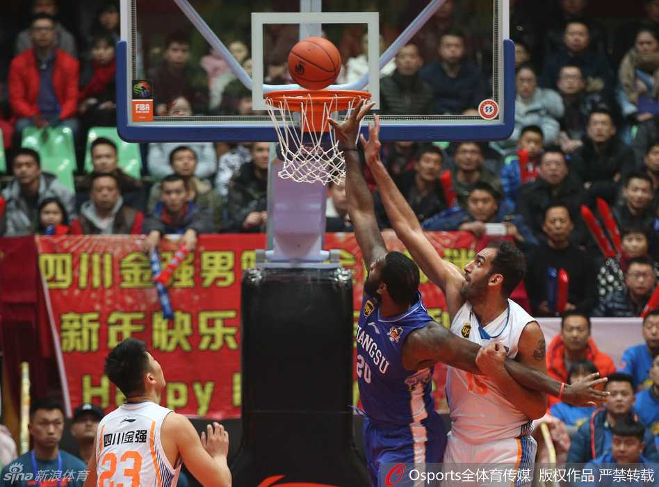 八一队内线许钟豪在争抢篮板时失去重心，重重摔倒在地，表情痛苦，但依然紧紧盯着篮球的方向，展现了职业球员的拼搏精神。