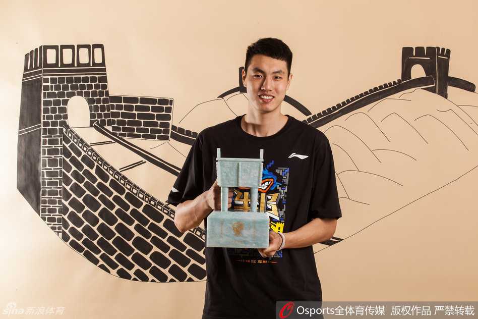 身披国青队战袍的翟晓川眼神坚毅，面对高大的防守球员毫无惧色，年轻的面庞上写满了对胜利的渴望和初生牛犊不怕虎的锐气。