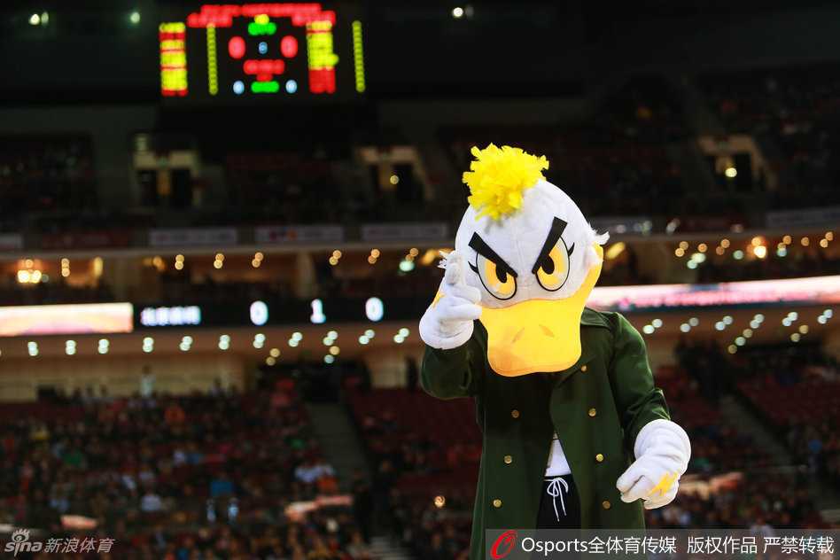 老炮儿版霹雳鸭在暂停间隙搞怪跳舞，与现场拉拉队员热情互动，把全场气氛推向高潮