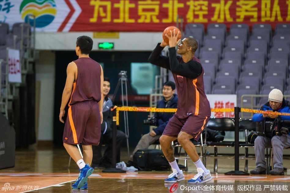 小将王鑫磊鼓起勇气单挑孙悦，虽然被大圣的长臂干扰得有些狼狈，但这股敢打敢拼的劲儿正是首钢未来需要的希望之火。