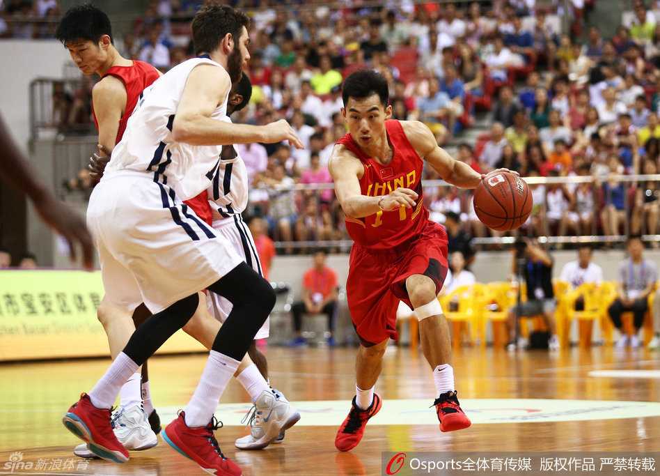 付豪在低位背身强打，他用力量扛开防守球员，转身之后强行起球，与对手展开激烈的肌肉碰撞，只为在篮下争得出手空间。