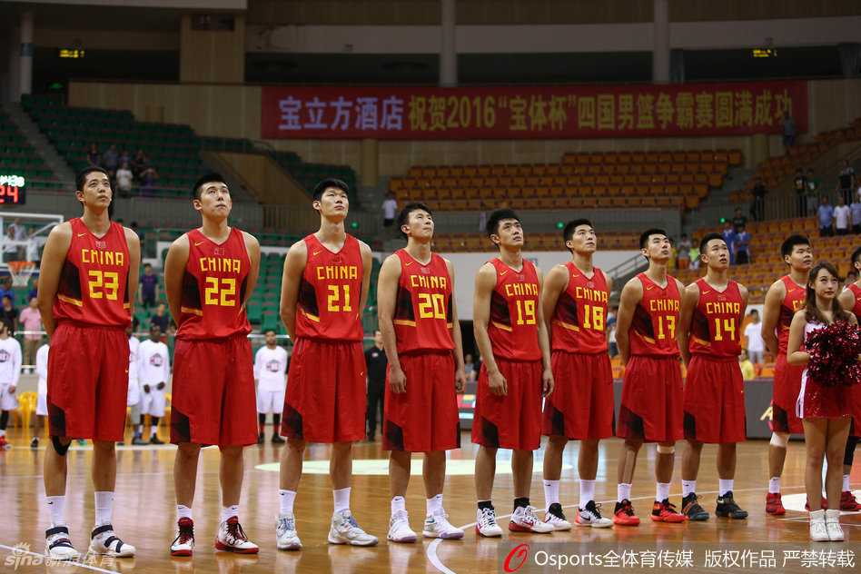 胡金秋持球强行突破加拿大防守球员，眼神坚毅，肌肉线条分明展现出激烈的身体对抗