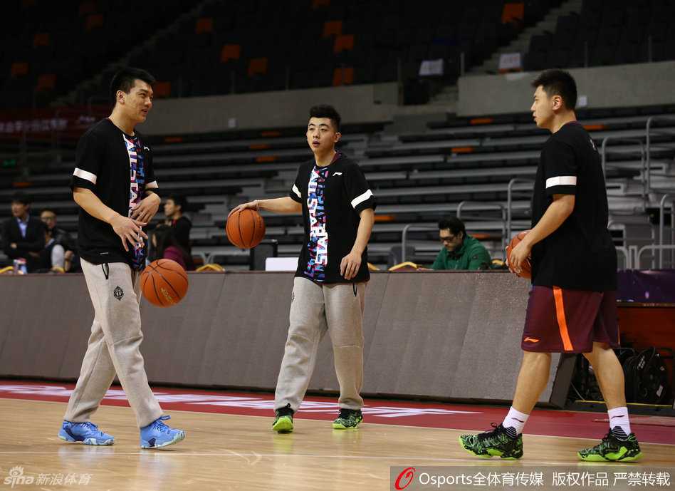 天津队新星时德帅持球腾空而起，以一记标准的突破上篮动作穿越防线，展现出色的身体素质和冲击力