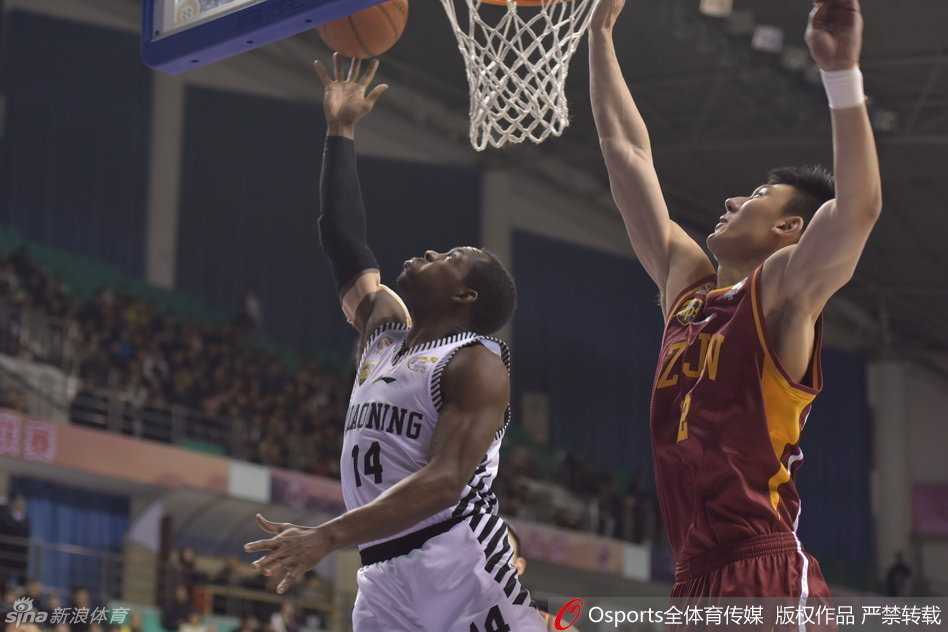 哈德森在高速运球突破中眼神犀利，一个漂亮的背后运球试图甩开贴身紧逼的防守者。