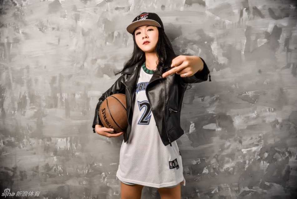 女球迷在球场外做出经典的滑地救球动作，仿佛重现了狼王当年不顾一切飞身救球的拼搏瞬间，致敬那位永远在战斗的老兵。