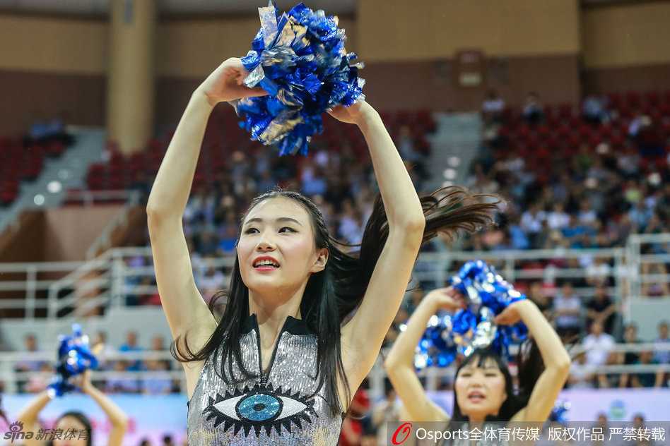 两名篮球宝贝配合默契完成托举动作，展现了力与美的完美融合，青春洋溢的气息扑面而来