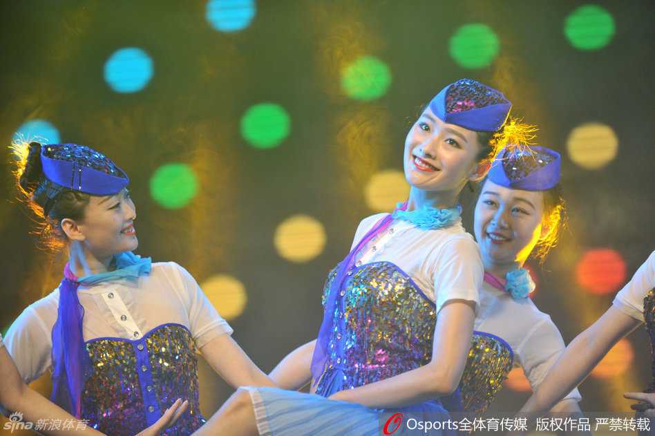 舞动冠军之夜,四川金强总结大会空姐惊艳献礼 舞蹈渐入佳境,空姐们的动作整齐划一,面容姣好且面带微笑。她们用充满活力的肢体语言,向在场的每一位冠军成员致以最诚挚的敬意。