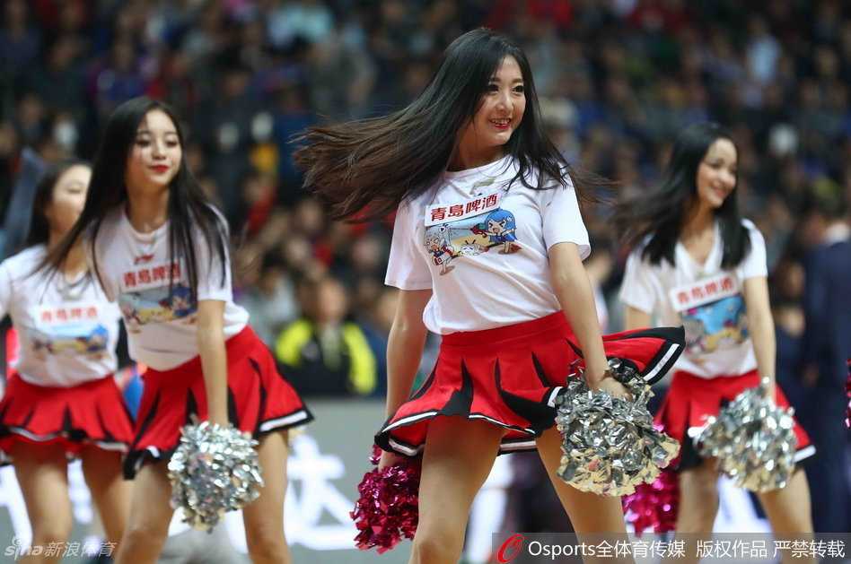 完美一字马动作展示出宝贝扎实的舞蹈功底，修长双腿与灵动身姿成为赛场上另一道惊艳的风景线。