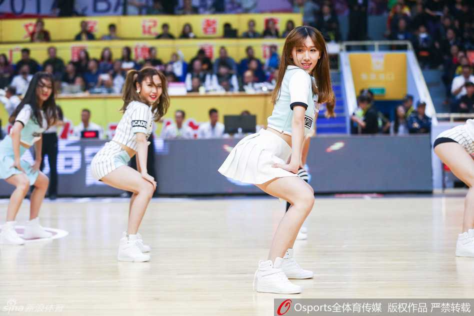 青春洋溢的啦啦队员在场上跃起，马尾辫随着动感的节奏在空中划出活力弧线，专注的眼神和灿烂的笑容瞬间点燃全场热情。