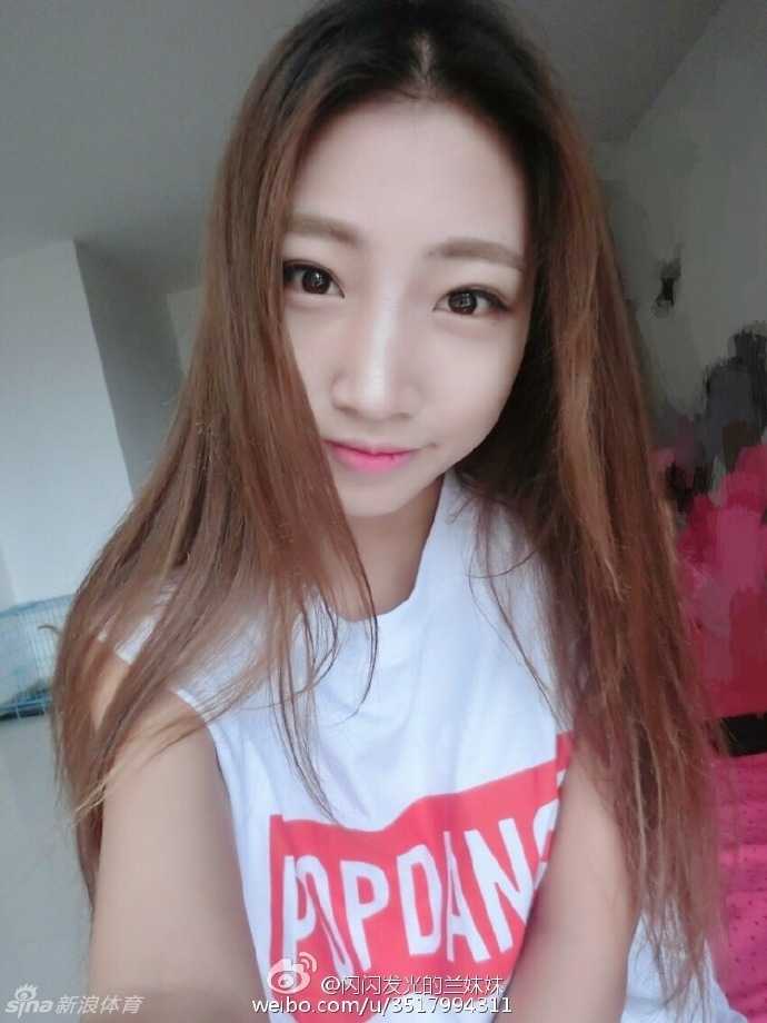 一位吉林篮球宝贝扎着高马尾，身穿亮黄色啦啦队服，在吉林东北虎的主场中央尽情舞动，手中的花球随着动感音乐划出绚烂的弧线。