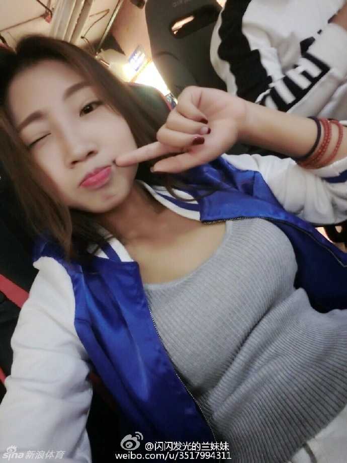 夜幕降临，结束了一天训练的吉林篮球宝贝们结伴走出球馆，路灯拉长了她们的身影，虽然疲惫，但彼此交谈的欢笑声依然回荡在寂静的街道上。