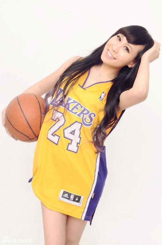 芭蕾之姿点燃赛场激情:篮狐shadow副队长甜美来袭 篮狐shadow副队长在训练后露出甜美笑容,精致的五官和优雅的芭蕾舞者气质让人眼前一亮。