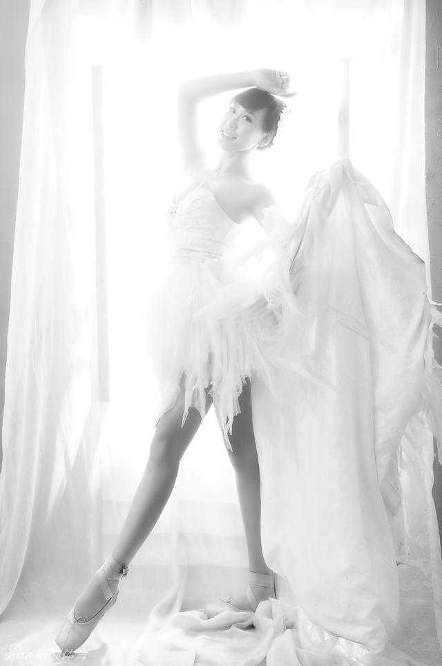 芭蕾之姿点燃赛场激情:篮狐shadow副队长甜美来袭 副队长在更衣室对着镜子练习表情管理,甜美的微笑是她们传递给球迷的无声语言。