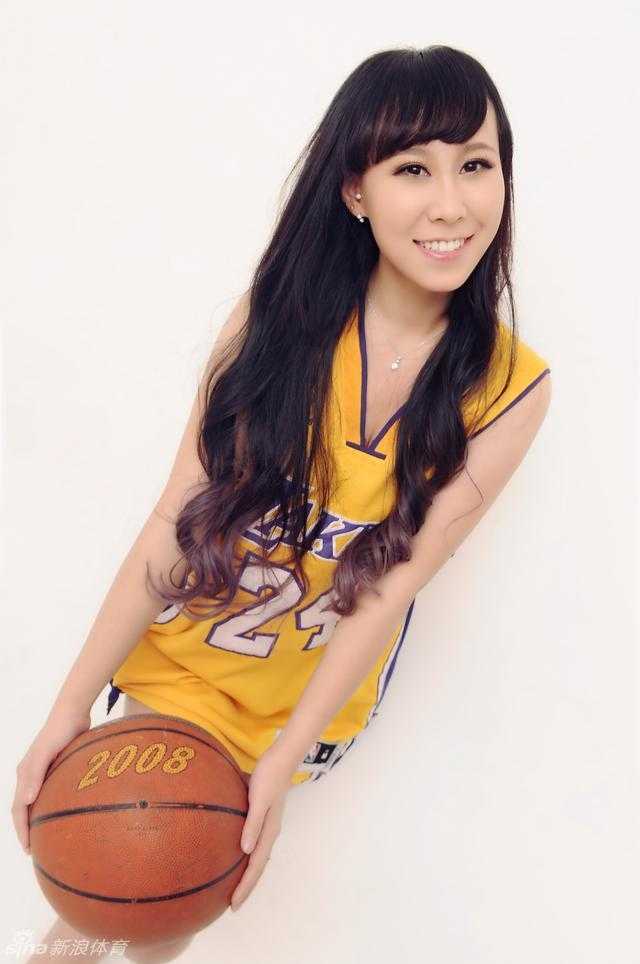 芭蕾之姿点燃赛场激情:篮狐shadow副队长甜美来袭 训练间隙,副队长细心整理服装,她们对服装进行二次缝制加固,以确保赛场上不会出现意外。