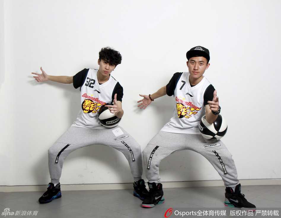 中场休息时，花式篮球队员成为球场焦点，一名队员以头为轴旋转篮球做出高难度的平衡动作，身旁的队友们则击掌鼓励，这别出心裁的助威方式让紧张的赛场氛围轻松了不少。