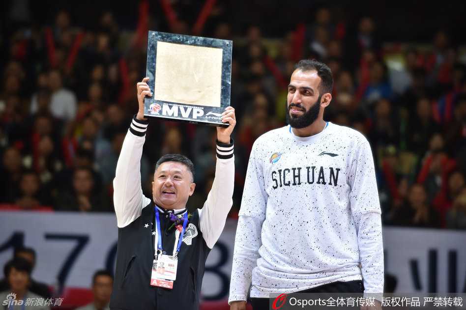 功勋外援哈里斯如获至宝，将总冠军戒指紧紧攥在手中仔细端详，眼神里充满了珍视与感慨，这是对他多年CBA漂泊生涯最好的回报。