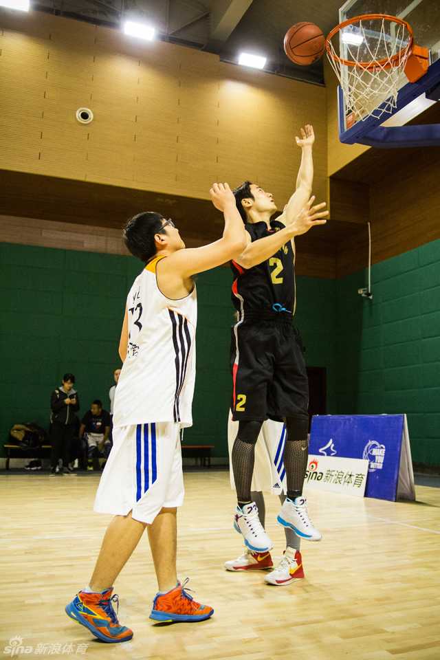 蒋劲夫狂砍两双率绿藤队一分绝杀新浪小编 面对严密防守,蒋劲夫空中转体360度躲开封盖,在身体完全失衡前用一记柔和的反手上篮将球打进,其身体协调性令人叹为观止。