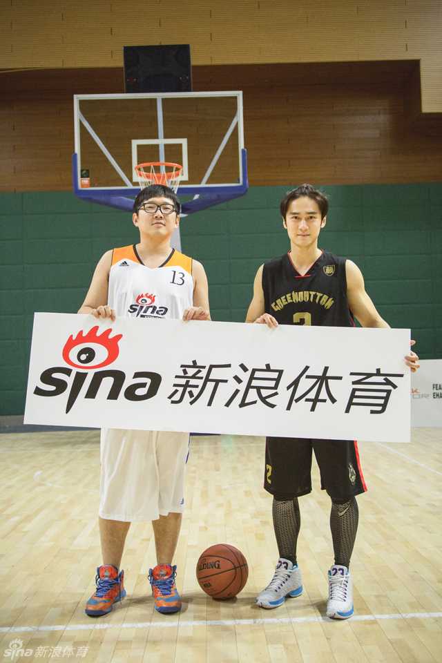 蒋劲夫狂砍两双率绿藤队一分绝杀新浪小编 蒋劲夫运球突破时身形如电,由于速率太快,镜头甚至捕捉到了他身后留下的道道残影,防守球员只能望尘莫及,仿佛置身于武侠世界。