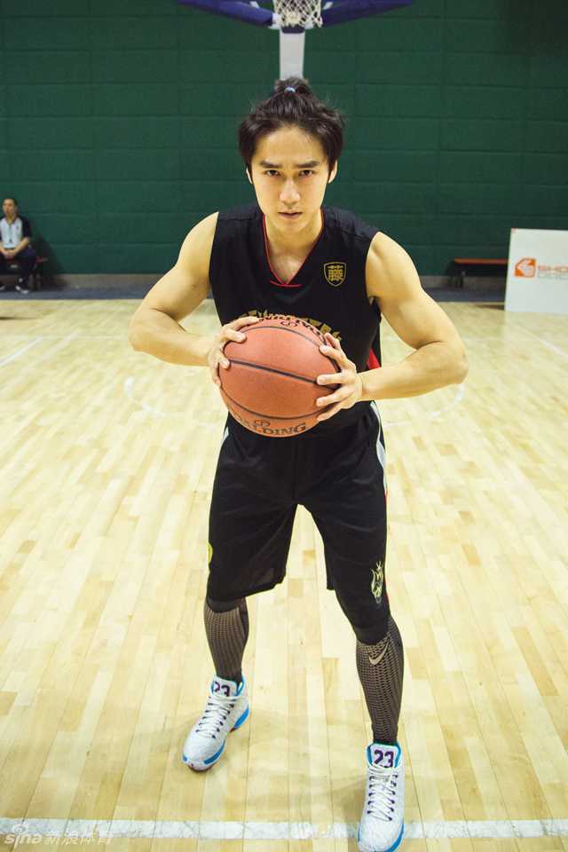 蒋劲夫狂砍两双率绿藤队一分绝杀新浪小编 在快攻中,蒋劲夫如跑车般迅猛跟进,在人群中强行起跳抢下进攻篮板,随即在对抗中二次进攻将球稳稳放入篮筐,展现出惊人的核心力量。